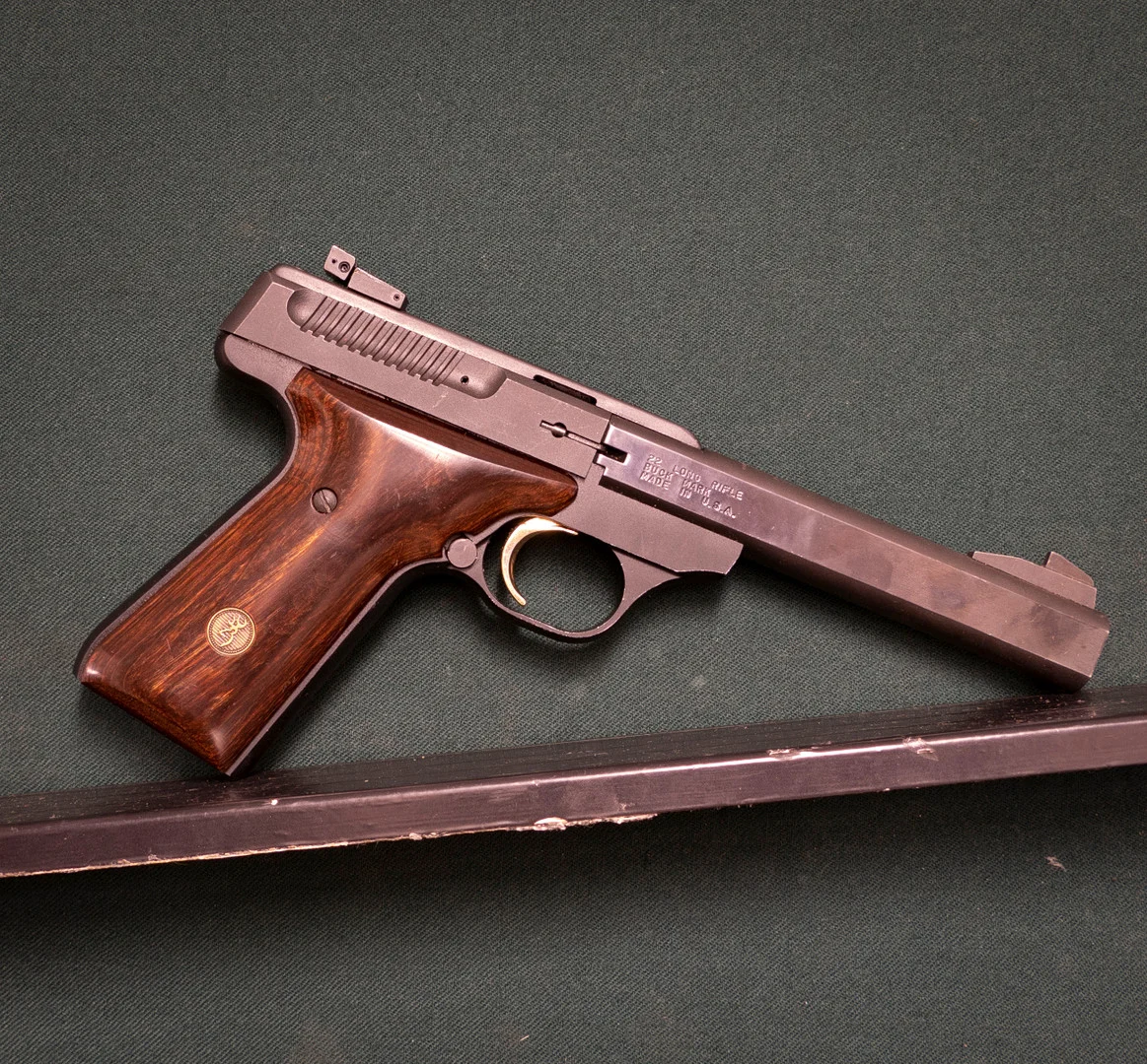 Browning Model Buck mark kal. 22LR Tillv.nr. 655NM14667. — Pistols — Mauritz Widforss
