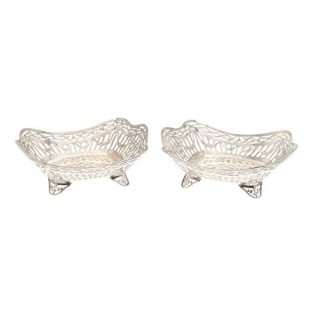 A PAIR OF EARLY GEORGE V SILVER SWEET MEAT DISHES.