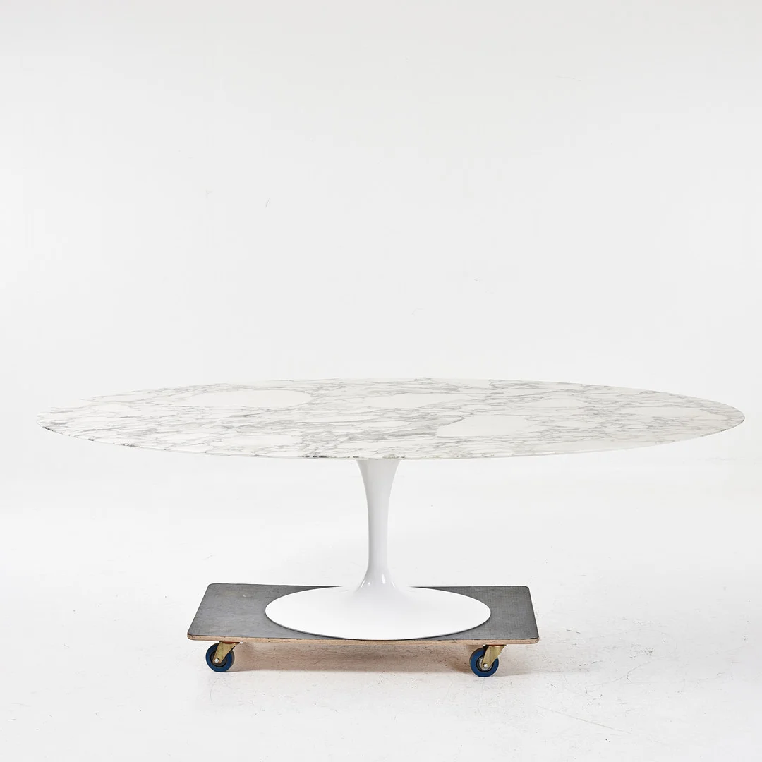 EERO SAARINEN. "Tulip", matbord, Knoll, skiva i marmor med pelarfot av formgjutet aluminium. — Tables — Stockholms Auktionsverk Magasin 5