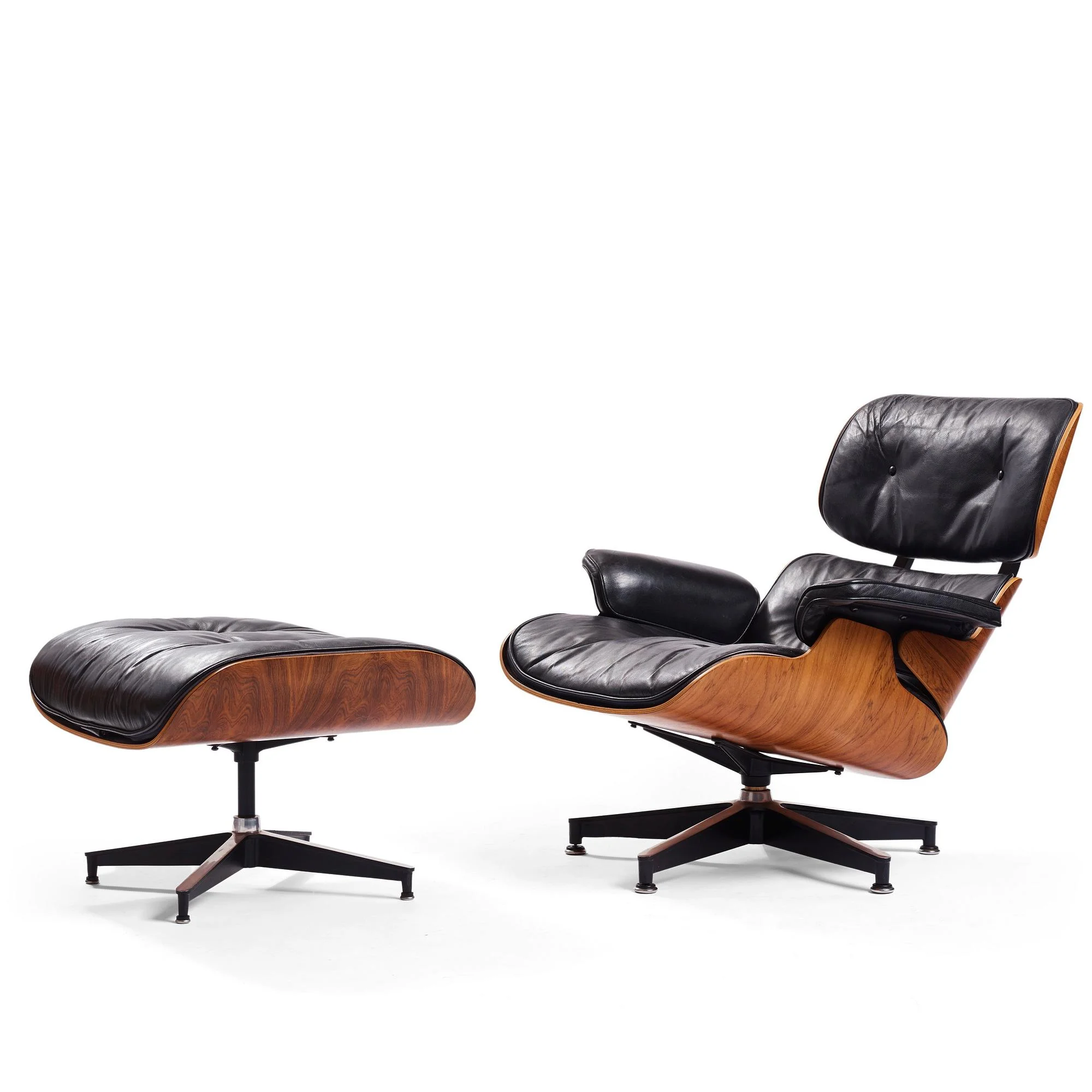 Charles & Ray Eames, "Lounge chair", fåtölj och ottoman, Herman Miller, 1960-1970-tal. — Bukowskis