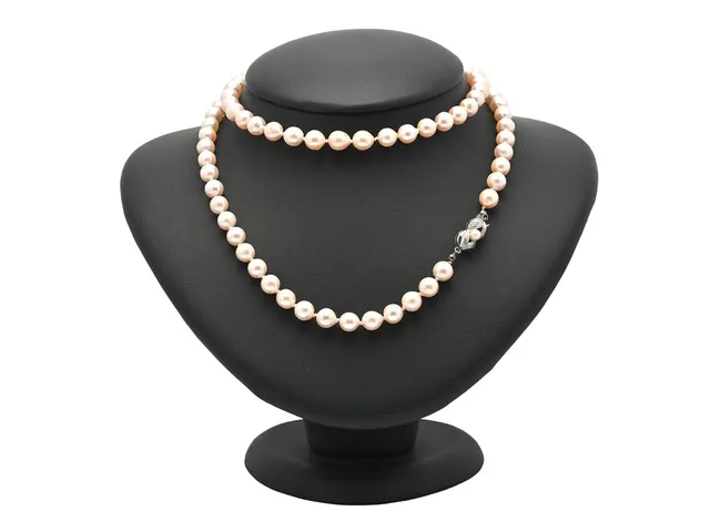 PÄRLCOLLIER, odlade pärlor ca 6,5 mm, längd 71 cm, lås i silver, vikt 39,0 g, knutet.