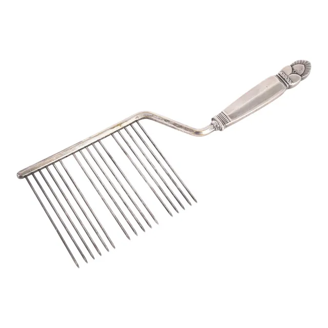 GUNDORPH ALBERTUS. Georg Jensen. Sjælden kagekam af sterlingsølv.