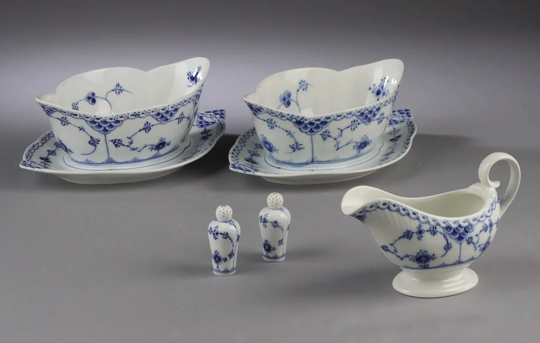 Royal Copenhagen. Fem 'Musselmalet halvblonde' serveringsdele (5) — Glass, porcelain and ceramics/Dinnerware, tea sets, coffee sets — Lauritz