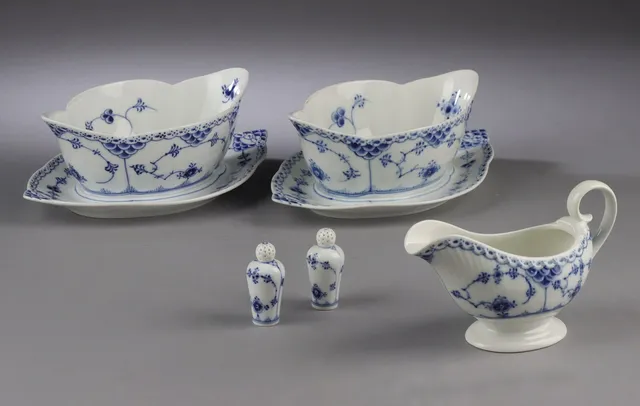 Royal Copenhagen. Fem 'Musselmalet halvblonde' serveringsdele (5)