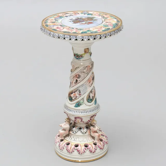 PIEDESTAL, porslin, reliefdekor av änglabarn/puttis, Capodimonte, Italien.
