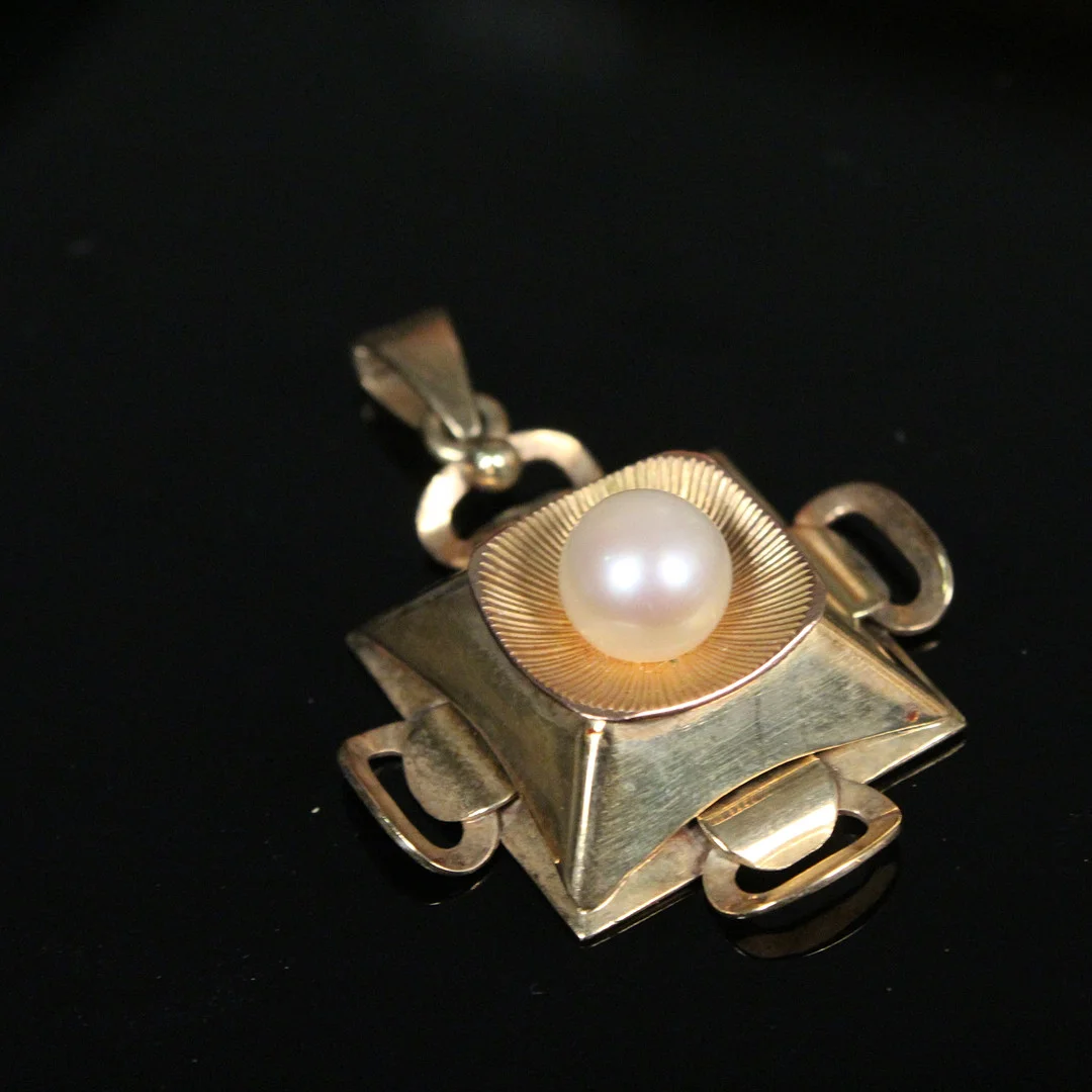 Anhänger mit Süßwasser-Zuchtperle. — Brooches & Pendants — Stockholms Auktionsverk Düsseldorf/Neuss