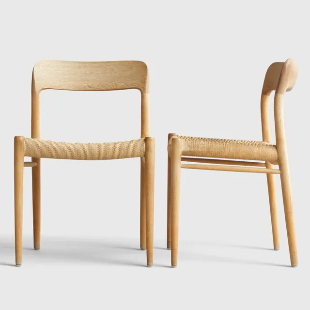 NIELS OTTO MØLLER. Et par spisestole med stel af eg, sæder af flettet papirgarn. Formgivet i 1954. Udført hos J.L. Møllers Møbelfabrik, model '75'. Danmark (2).