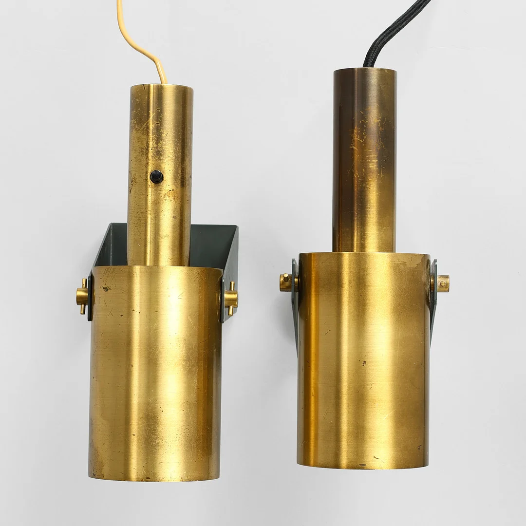 HANS PER JEPPESEN. "Sonet", et par væglamper af messing, ophæng af lakeret metal, Fog & Mørup, Danmark, ca. 1960'erne, (2). — Wall Lights — Palsgaard Kunstauktioner