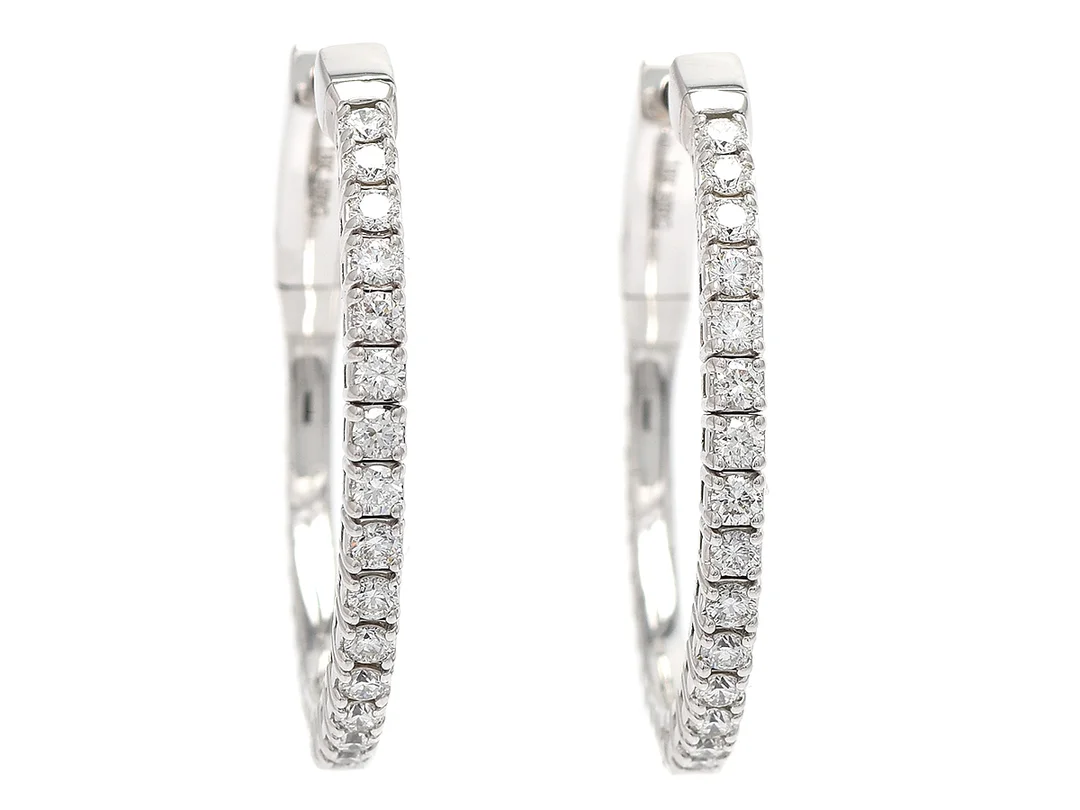 ÖRHÄNGEN, 18K vitguld, 32 briljantslipade diamanter ca 0,65 ctv, ca TW/VVS-VS, flexmodell, diameter 26 mm, vikt 6,5 g. — Smycken/Örhängen — Kaplans