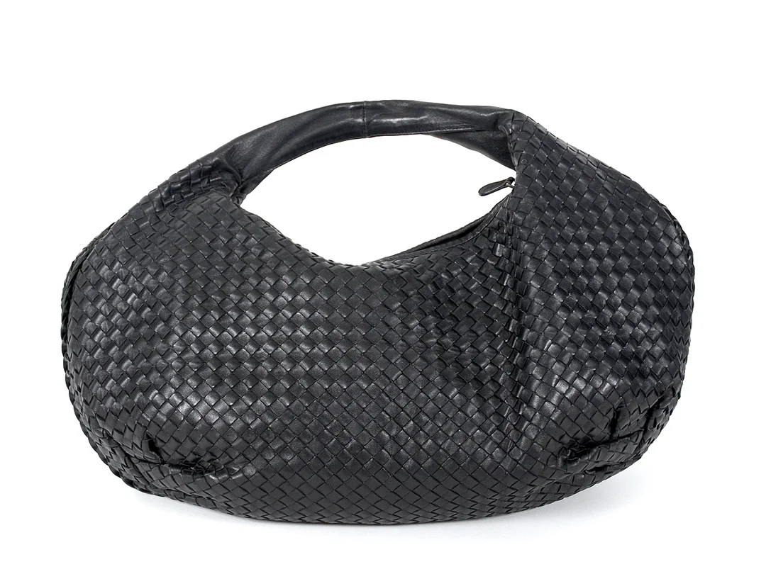 VÄSKA, BOTTEGA VENETA, Maxi Veneta, svart flätat läder, 54x33cm, dustbag. — Accessoarer/Väskor — Kaplans
