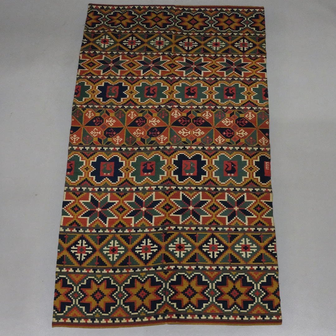 TÄCKE, DATERAT 1777. — Textiles — Björnssons Auktionskammare