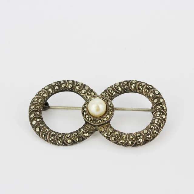 SILVER MARCASITE PEARL BROOCH.