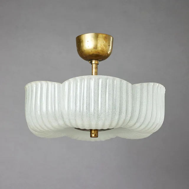 ARVID BÖHLMARKS LAMPFABRIK. TILLSKRIVEN. Plafond, 1950-tal, stomme i mässing, kupa i finkornigt glas med vågig kant och randdekor.