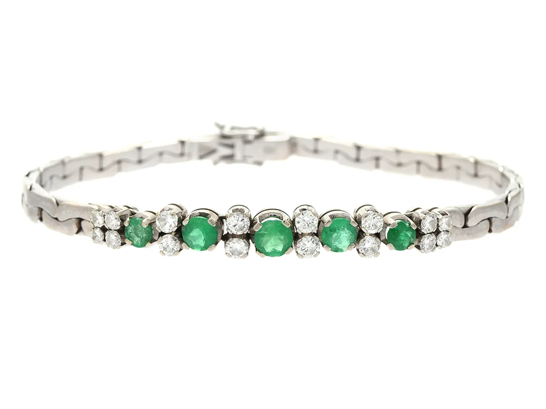 ARMBAND, 18K vitguld, smaragder 1,11 ctv, 16 briljantslipade diamanter 0,95 ctv ca TW/VVS, längd 17,5 cm, vikt 18,4 g. — Smycken/Armband — Kaplans