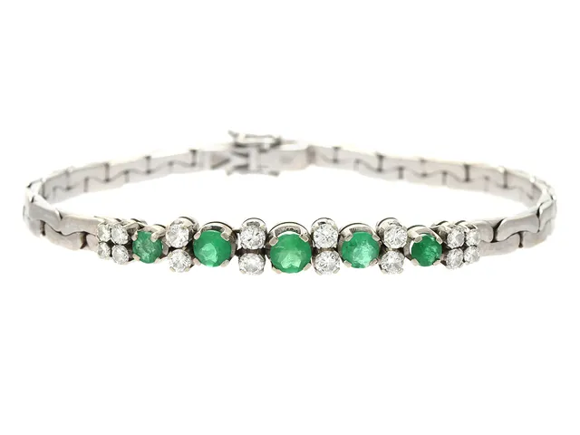 ARMBAND, 18K vitguld, smaragder 1,11 ctv, 16 briljantslipade diamanter 0,95 ctv ca TW/VVS, längd 17,5 cm, vikt 18,4 g.