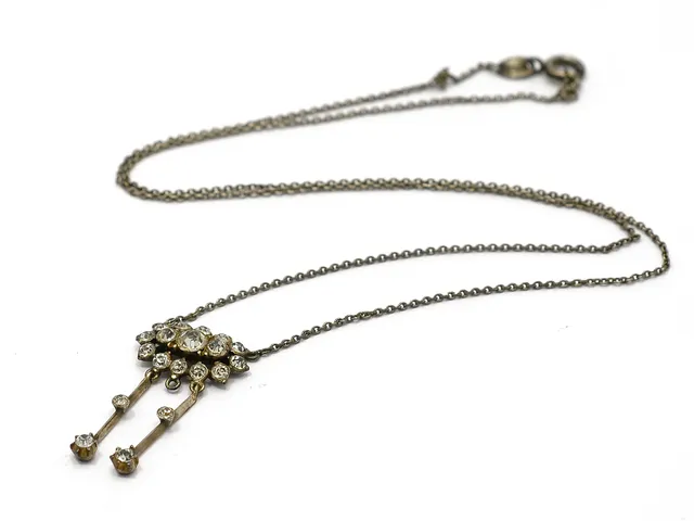 COLLIER, silver, paste, längd 43,5 cm, vikt 3,3 g.