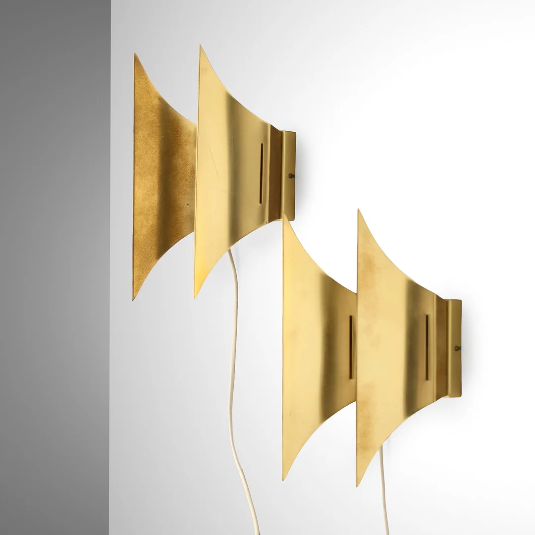 BENT KARLBY (1912–1998). Et par "Gothic" væglamper af messing, Lyfa, Danmark, 1970'erne, (2). — Wall Lights — Palsgaard Kunstauktioner