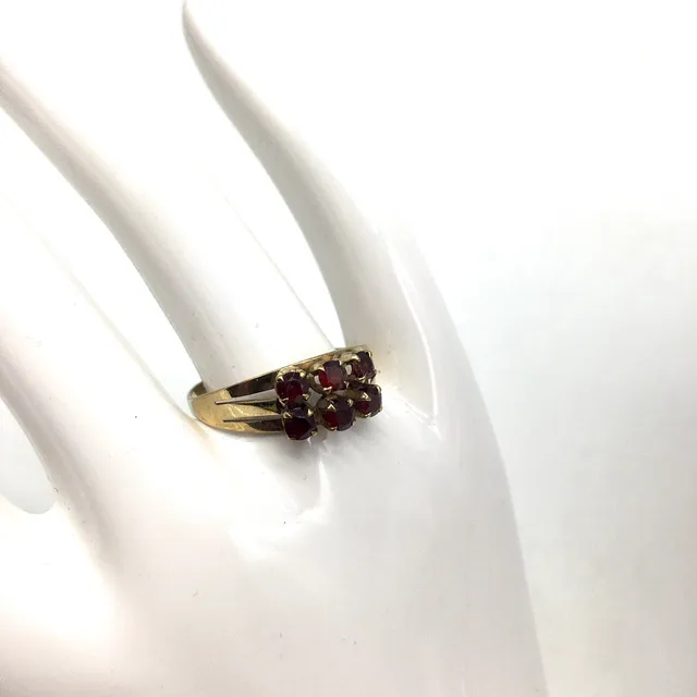 RING MIT 6 RUBINEN - 333ER GELBGOLD - GRÖSSE: 56MM.