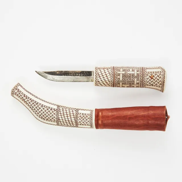 BERTIL ANDERSSON (FÖDD 1926). kniv, halvhorn, skaft i renhorn och lameller i näver, slida i renhorn och läder, graverad dekor, monogramsignerad.