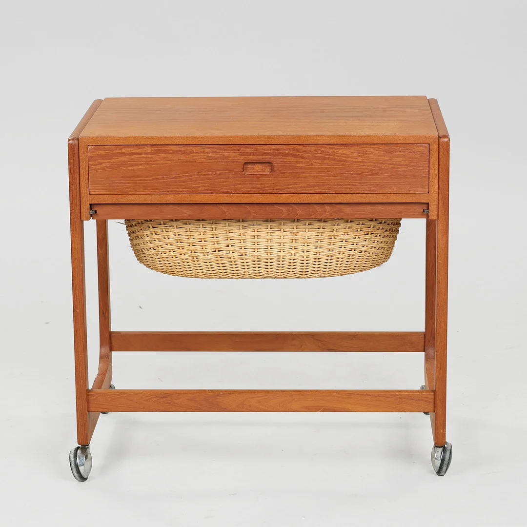 Sybord af teak på hjul med skuffe og underliggende fletkurv, Danmark, ca. 1960'erne. — Other — Palsgaard Kunstauktioner