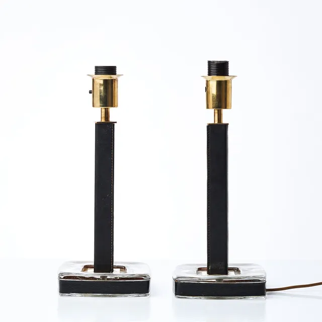 UNO WESTERBERG. bordslampor, ett par, modell "15773",1960-70-tal. Arvid Böhlmarks Lampfabrik, Fot i glas, stomme klädd i läder.