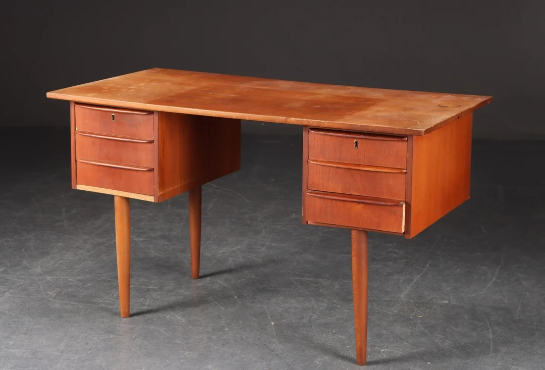 Skrivebord af teak, 1950-60'erne — Furniture/Other furniture — Lauritz