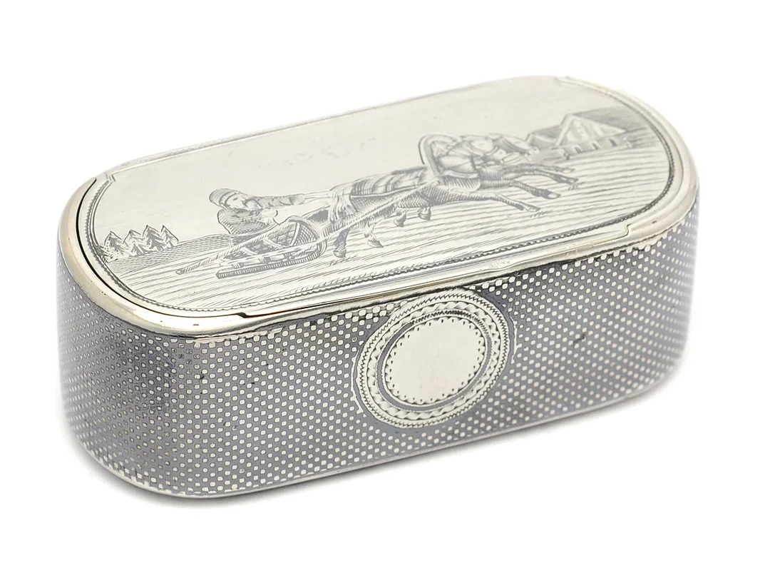 DOSA, silver, nielloarbete, dekor med slädekipage, invändigt förgylld, kontrollstämpel Ivan Yefimovitch Konstantinov Ryssland Moskva 1876, 8x4 cm, vikt 106,3 g. — Silver/Dosa — Kaplans