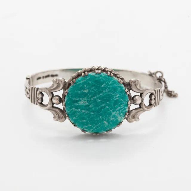 Armband, cabochonslipad amazonit, silver. A. Tillander, Helsingfors 1937.