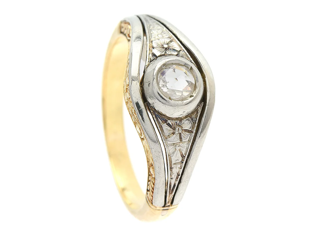 RING, 18K guld, rosensten, blomdekor i relief på skenans ovansida och på sidan, stl 18,25 mm, vikt 6,3 g. — Smycken/Ring — Kaplans