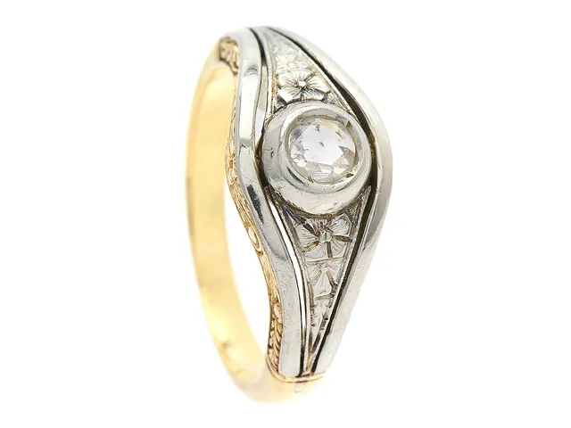 RING, 18K guld, rosensten, blomdekor i relief på skenans ovansida och på sidan, stl 18,25 mm, vikt 6,3 g.