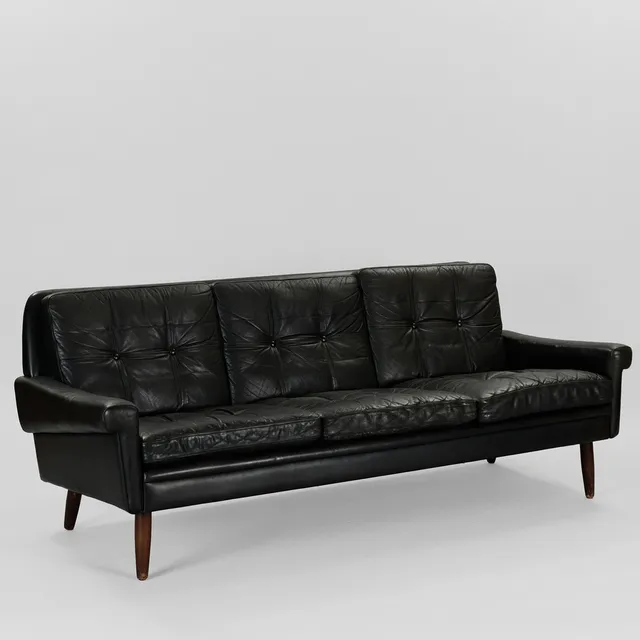 SVEND SKIPPER. "Oxford", trepersoners sofa betrukket med sort læder, ben af bejdset bøg, Skippers Møbler, Danmark, 1960/70'erne.