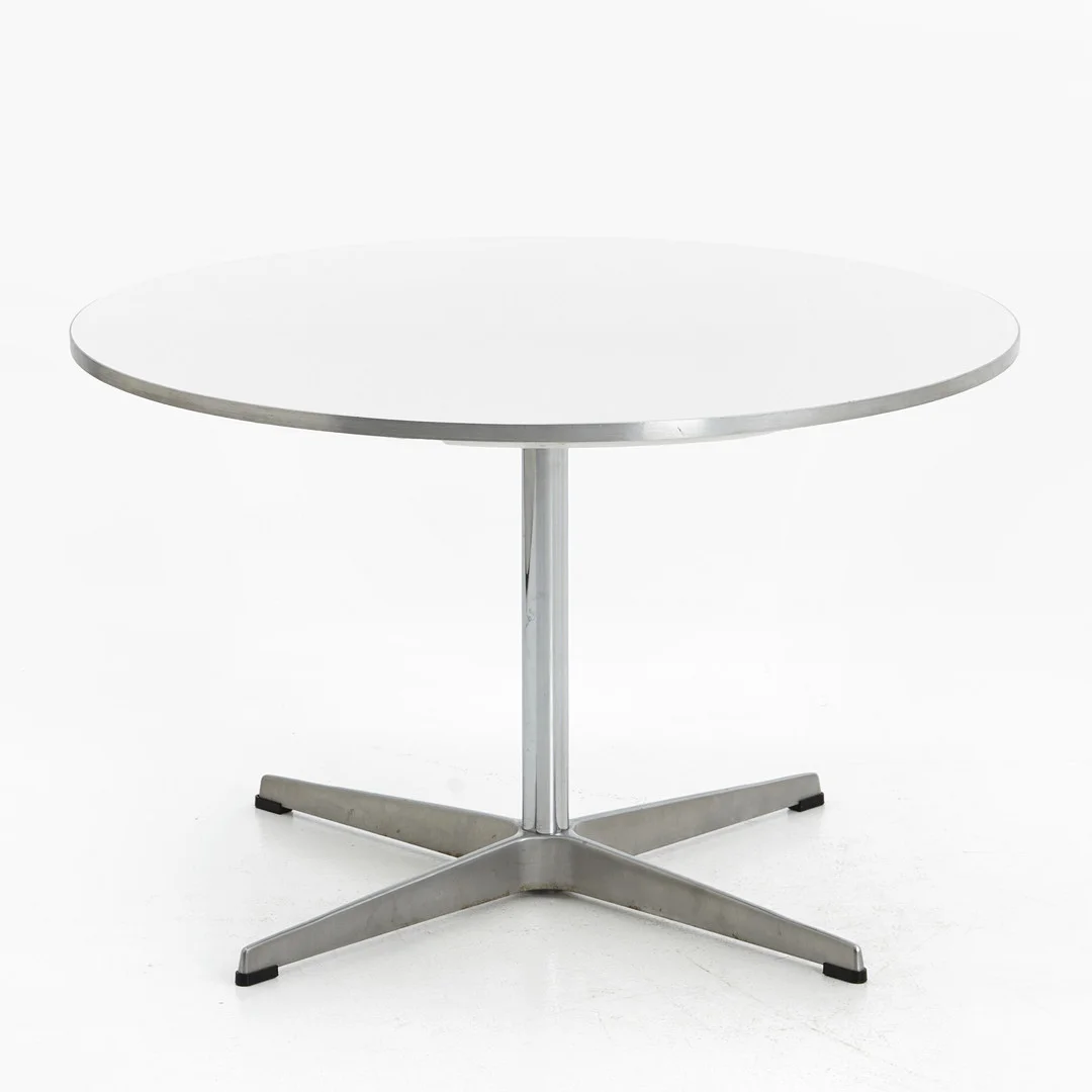 ARNE JACOBSEN (1902–1971). Soffbord, vit laminatskiva, aluminiumkant, Fritz Hansen, Danmark 1988. etikettmärkt. — Tables — Crafoord Auktioner Stockholm