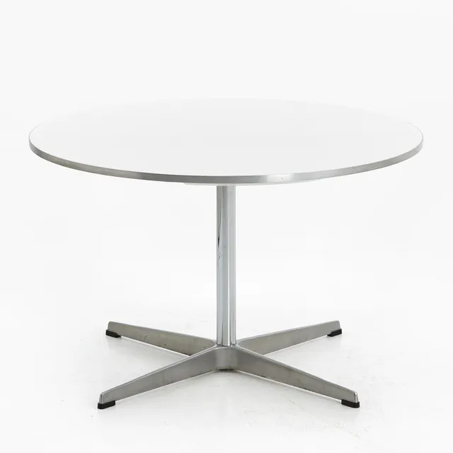 ARNE JACOBSEN (1902–1971). Soffbord, vit laminatskiva, aluminiumkant, Fritz Hansen, Danmark 1988. etikettmärkt.