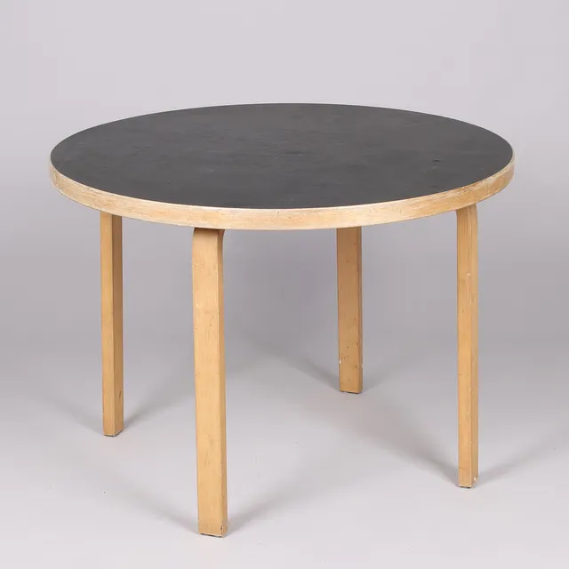 ALVAR AALTO. Bord af lakeret birk med sort linoleumsplade, Artek Model 90A, Finland, formgivet 1933.
