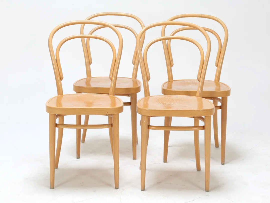 Thonet: Set of four large ones made of molded beech. (4) — Furniture/Chairs — Lauritz