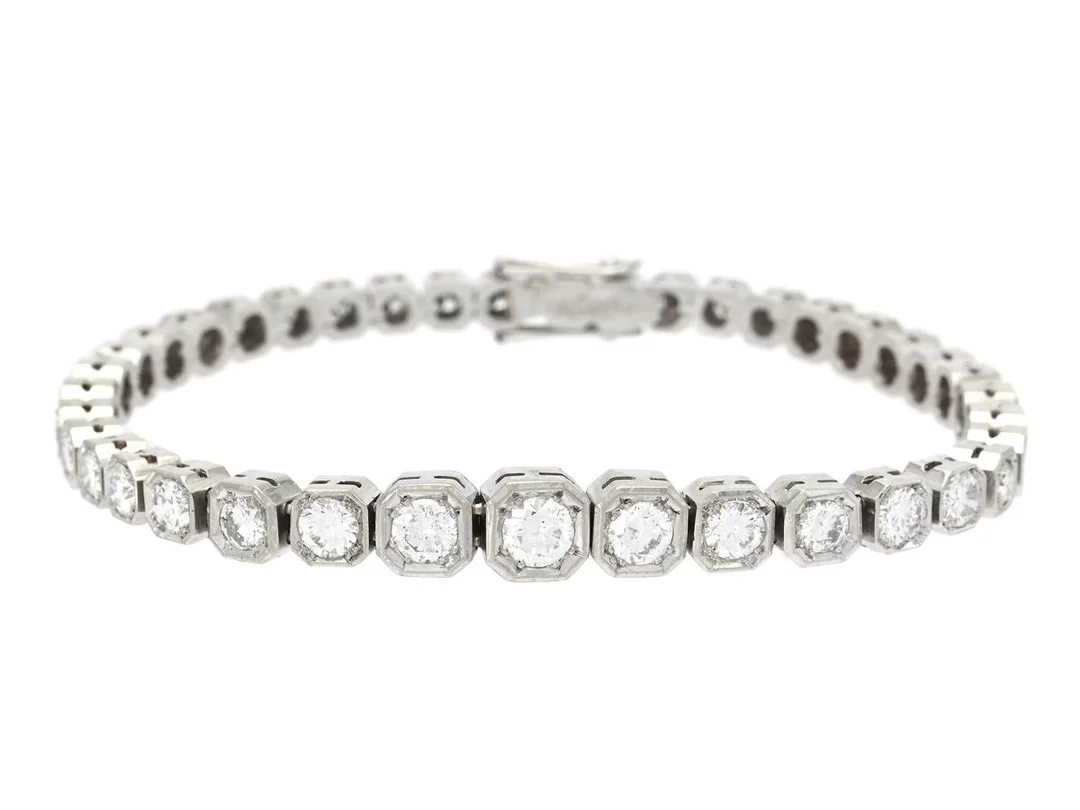 ATELIER AJOUR, armband, 18K vitguld, briljantslipade diamanter ca 3,62 ctv, ca River-TCr/VS-P, Stockholm 1960, längd 16,5 cm, vikt 19,1 g, en diamant har skada på kuletten och några har nagg på kuletten. — Smycken/Armband — Kaplans