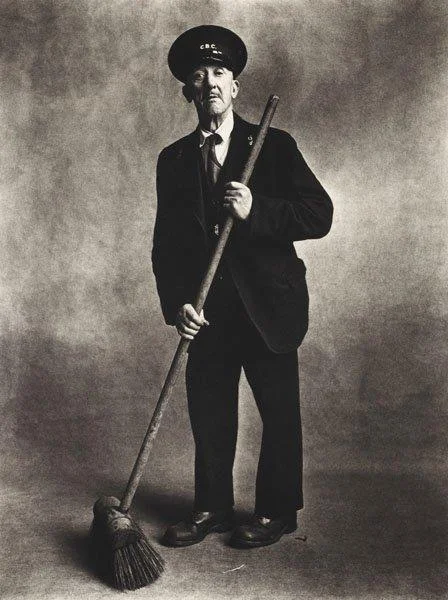 Irving Penn, "Road sweeper, London, 1950". — Bukowskis
