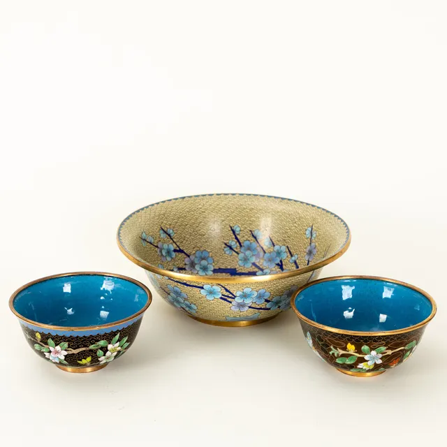 Eine große Schale und zwei Kummen, Cloisonné, China, 2. Hälfte 20. Jh. (3).