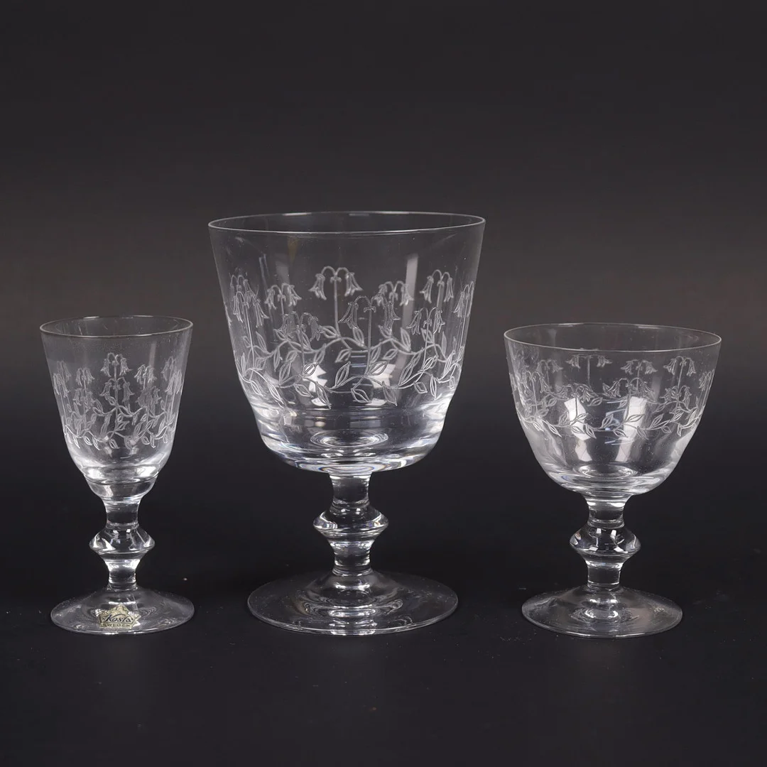 EDVIN OLLERS. glasservis, 34 delar, glasmodell "Elon" med pantograferad dekor av blomman Linnea, Kosta, 1900-talets första hälft. — Tableware — Markus Auktioner