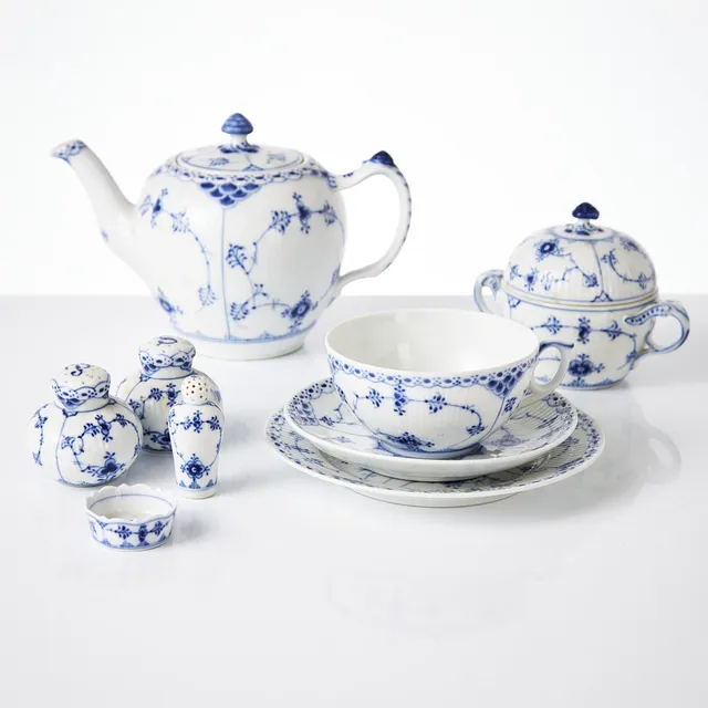 ROYAL COPENHAGEN, "Musselmalet", teservis, 24 dlr., porslin, Danmark, 1900-talets mitt, halvblond.