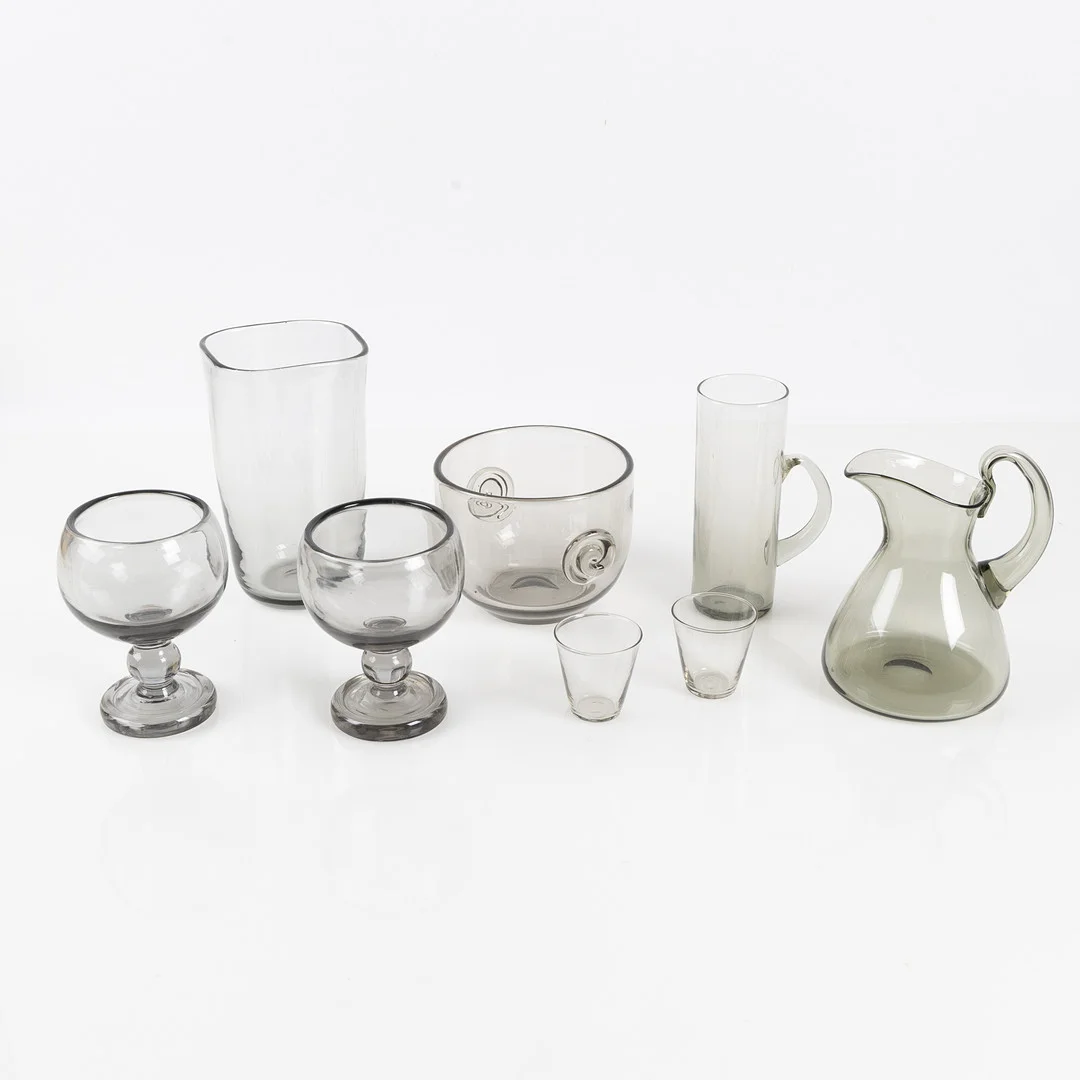 MONICA BRATT. Samling rökfärgat glas, 8 delar, Reijmyre. — Utility glass — Stockholms Auktionsverk Helsingborg