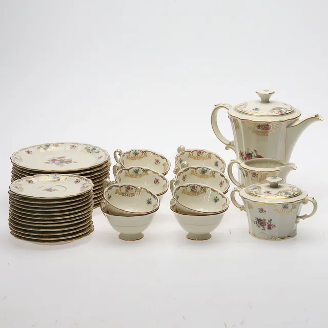 KAFFESERVIS. 39 delar. Porslin med floral dekor och förgyllda detaljer, Königlich Tettau, Tyskland, omkring 1940-tal.