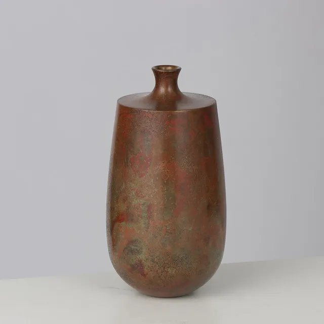 Hasegawa Gasen (1901-94). Vase af bronze med flerfarvet patinering i brune, rød-lilla og grønne nuancer, stemplet, Japan, 1960/70'erne.
