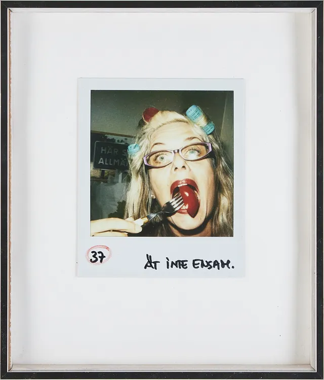 MARIANNE LINDBERG DE GEER. "37. Ät inte ensam.", självporträtt, polaroid.