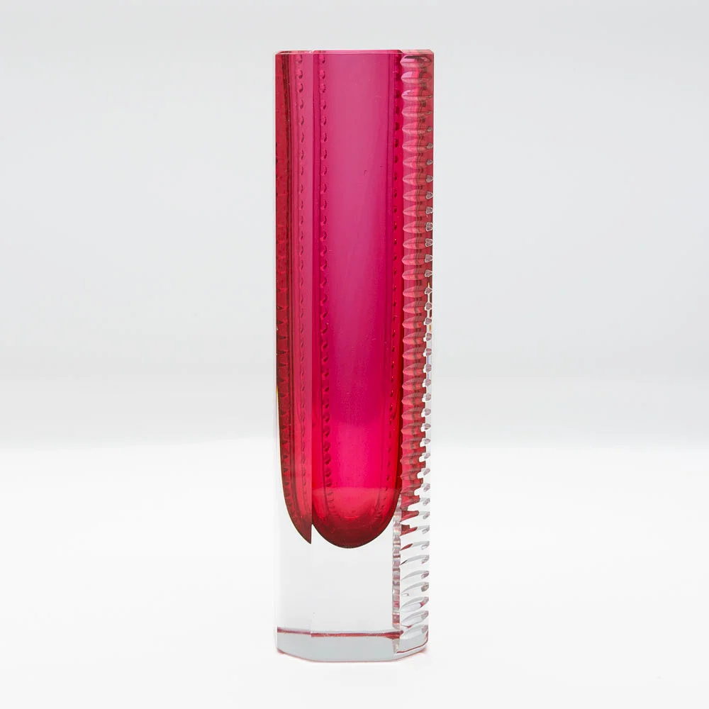 DESIGN BLOCKVASE, BEYER UND CO., DEUTSCHLAND, GESCHLIFFENES KRISTALLGLAS, MAGENTA, 1970ER JAHRE. — Art glass — Kunst- und Auktionshaus Kleinhenz