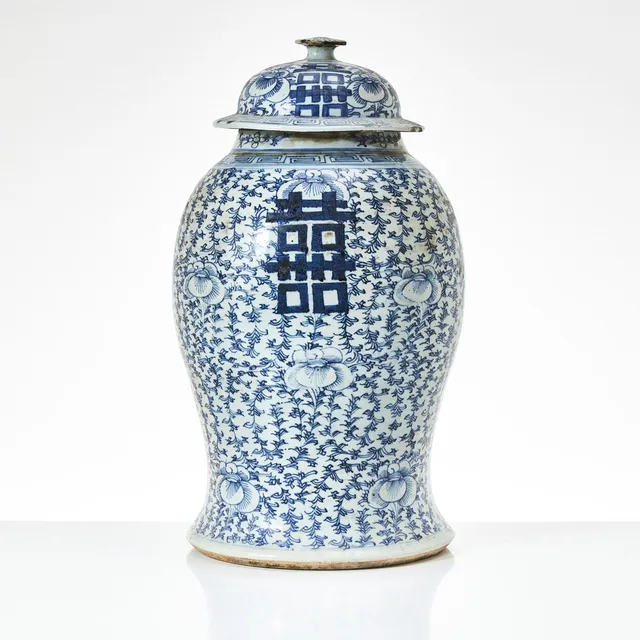 LOCKURNA, porslin, Kina, 1800-talets andra hälft, balusterformad, dekor av dubbla lyckotecken samt pion- och växtslingor i underglasyrblått, fyra karaktärers märke.