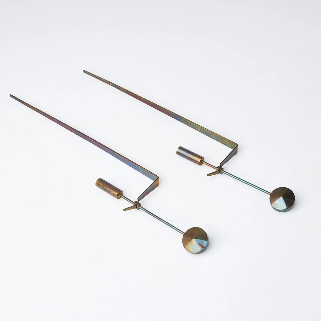 PIERRE FORSELL. "Pendel", Skultuna, 1 par, vägglampetter, mässing. — Candlesticks — Stockholms Auktionsverk Sickla