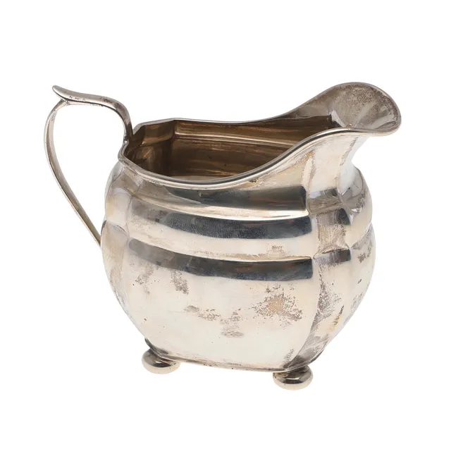 AN EARLY 20TH CENTURY SILVER MILK JUG.