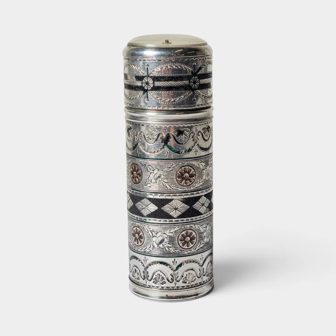 Reloj de viaje con estuche cilíndrico de plata nielada. — Silver — Barcelona Auctions