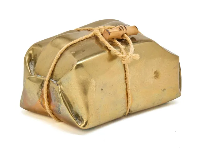 Lise Honoré: Gift. Signed Lise Honoré - 95, 135/200. Brass and wire. H. 8. B. 15 cm. D. 8 cm.